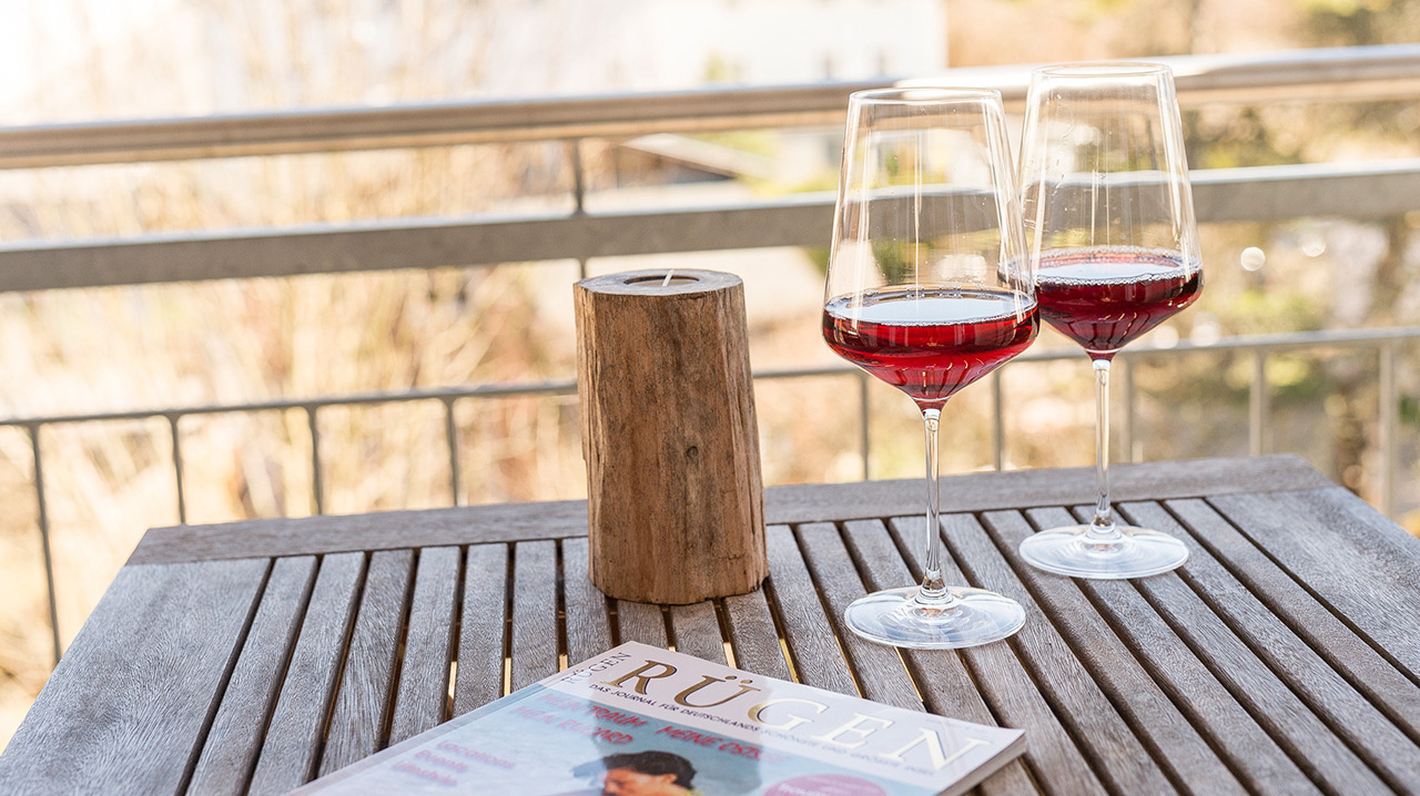 Rotwein auf dem Balkon